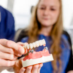 Zahnarztpraxis_Klassen_Blog_Zahnimplantate_im_Alter