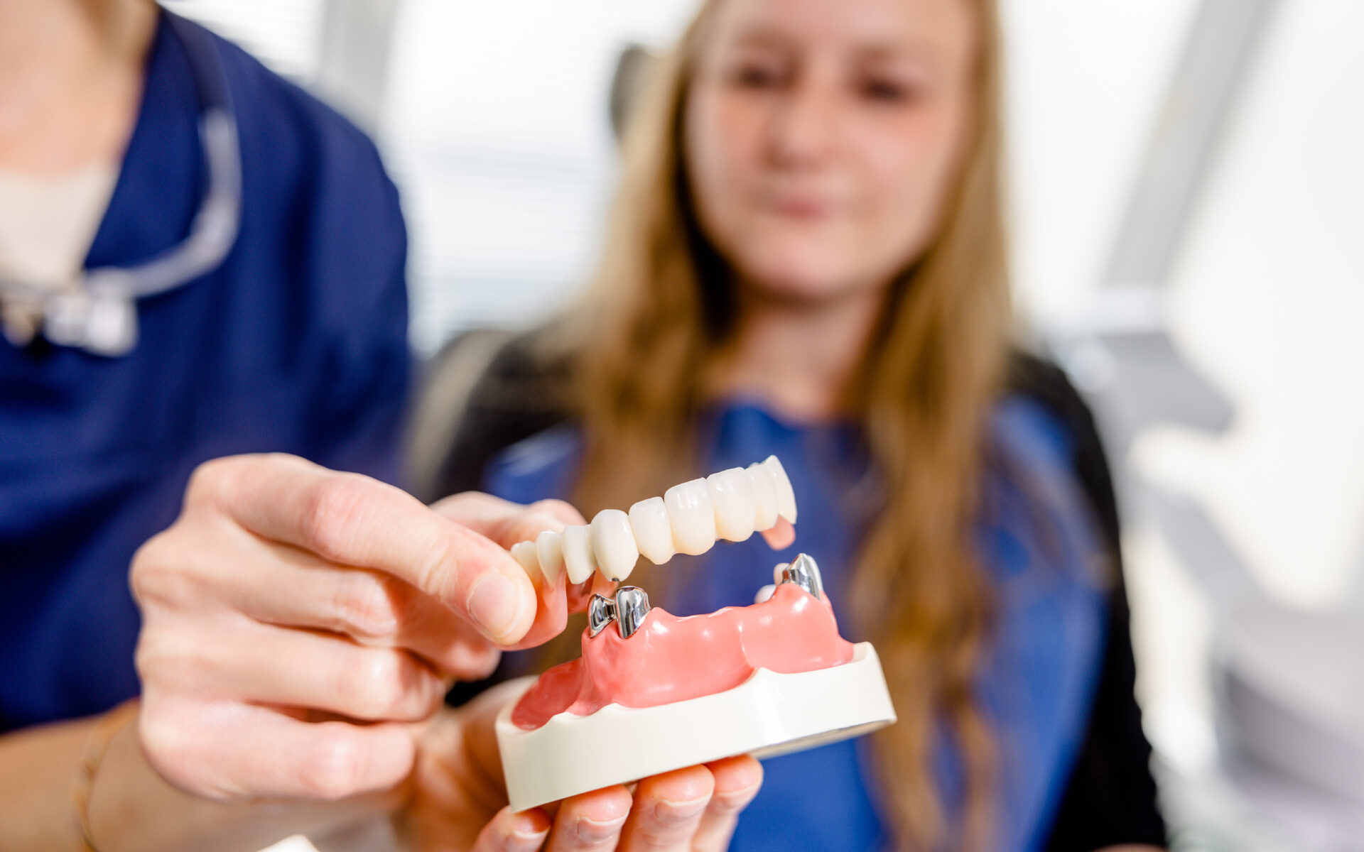 Zahnarztpraxis_Klassen_Blog_Zahnimplantate_im_Alter